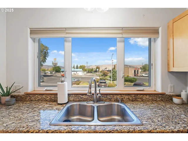 $350,000 | 990 West 8th Place, The Dalles, OR 97058