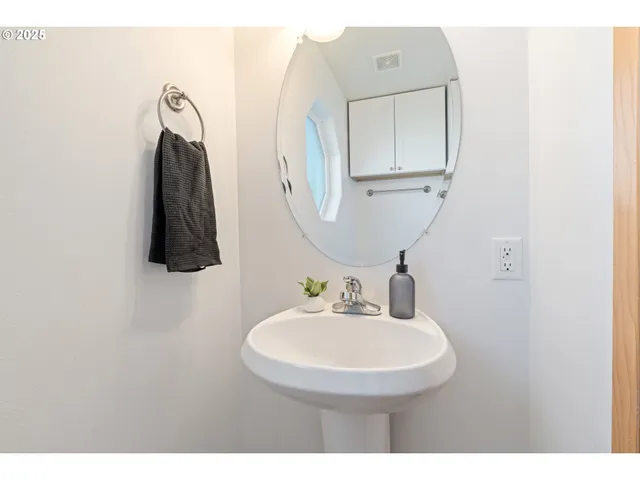 $350,000 | 990 West 8th Place, The Dalles, OR 97058