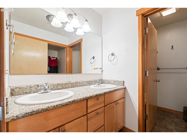 $350,000 | 990 West 8th Place, The Dalles, OR 97058