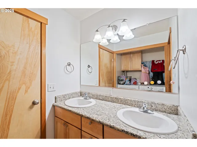 $350,000 | 990 West 8th Place, The Dalles, OR 97058