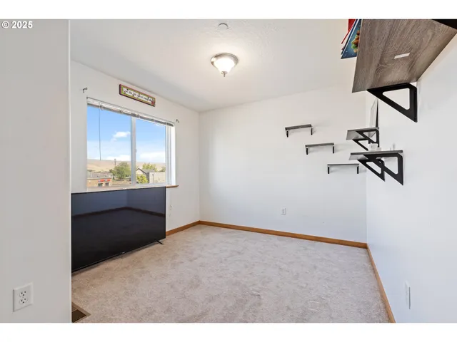 $350,000 | 990 West 8th Place, The Dalles, OR 97058