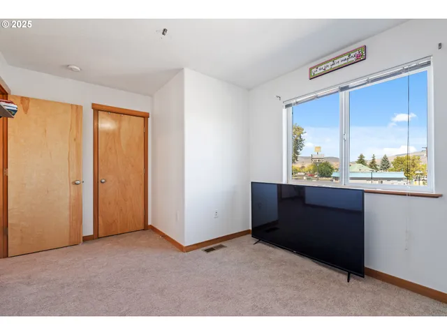 $350,000 | 990 West 8th Place, The Dalles, OR 97058