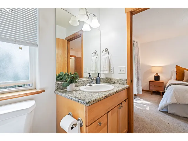 $350,000 | 990 West 8th Place, The Dalles, OR 97058