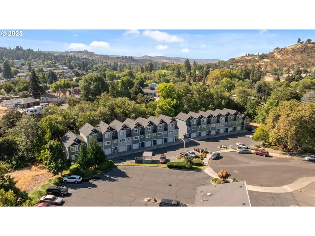 $350,000 | 990 West 8th Place, The Dalles, OR 97058