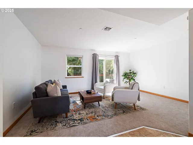 $350,000 | 990 West 8th Place, The Dalles, OR 97058