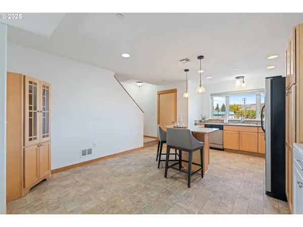 $350,000 | 990 West 8th Place, The Dalles, OR 97058