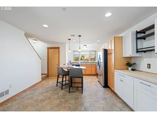 $350,000 | 990 West 8th Place, The Dalles, OR 97058