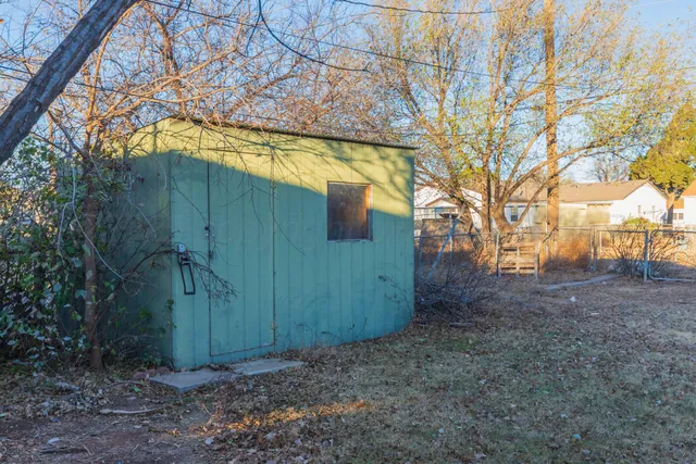 a view of a backyard