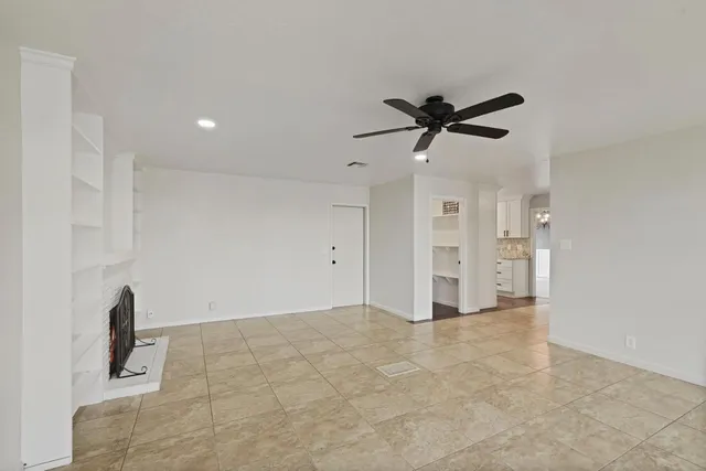 a view of a livingroom with a ceiling fan