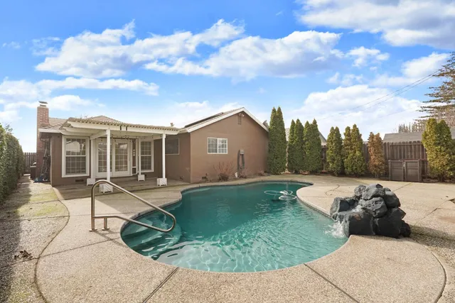 a view of a house with backyard