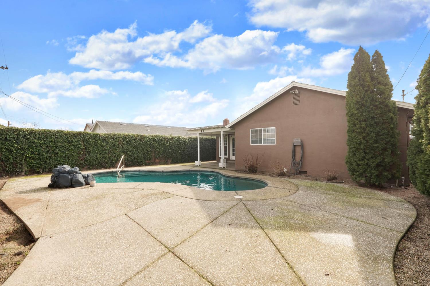 1525 West Vine Street Lodi, CA 95242 - Photo 32 of 36 a backyard of a house with lots of green space and garden