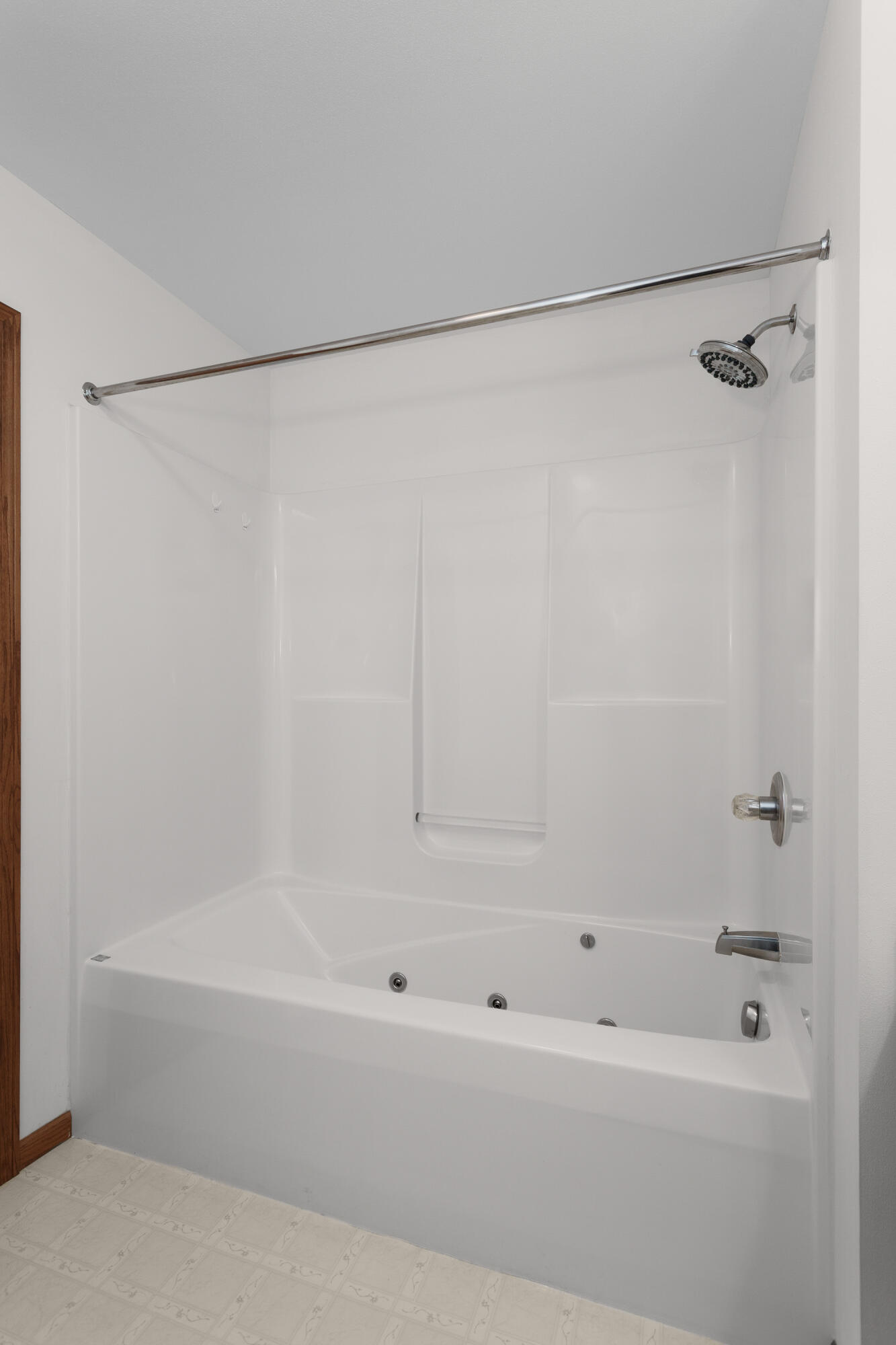 706 Woodbridge Trail Watertown, WI 53094 - Photo 20 of 38 Primary bath, jetted tub