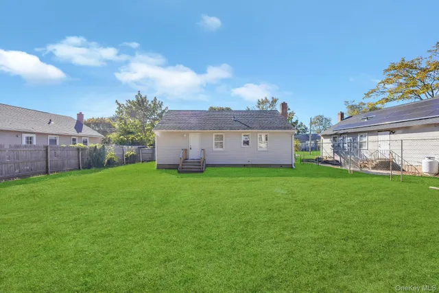 a view of a back yard