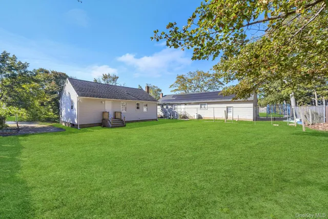 a view of a house with backyard and garden