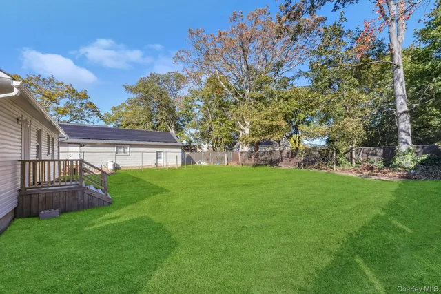 a view of a house with backyard and garden