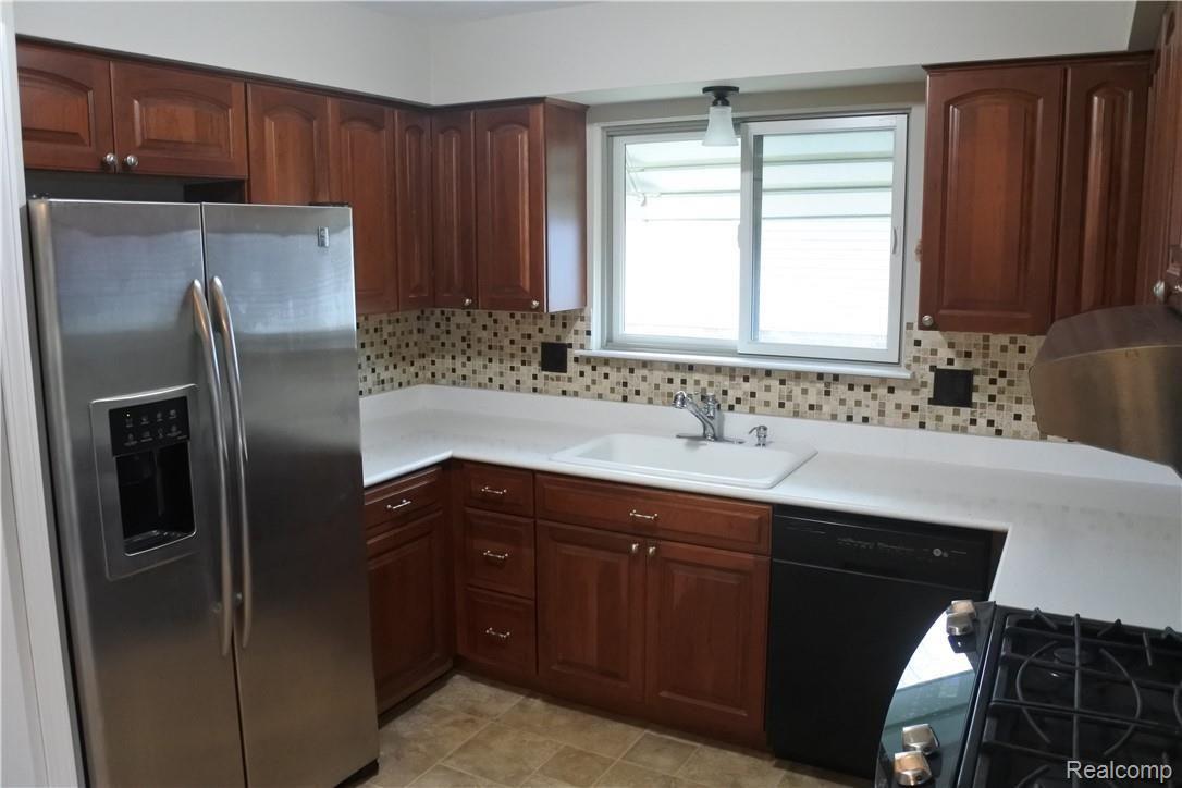 44442 Hanford Road Canton, MI 48187 - Photo 3 of 17 DSC_4670.JPG