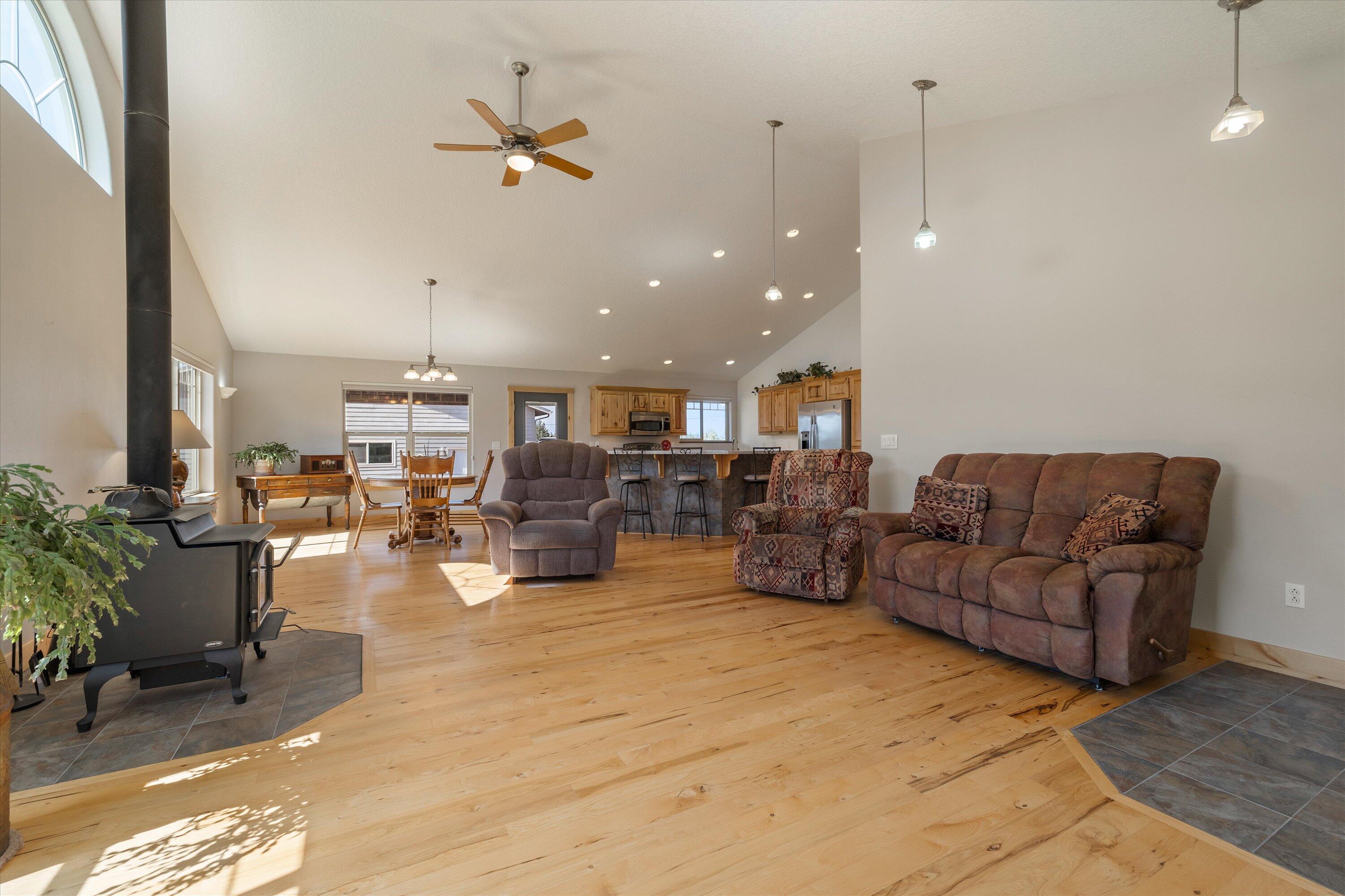 5585 Southwest Rim Road Terrebonne, OR 97760 - Photo 7 of 48 Living Room
