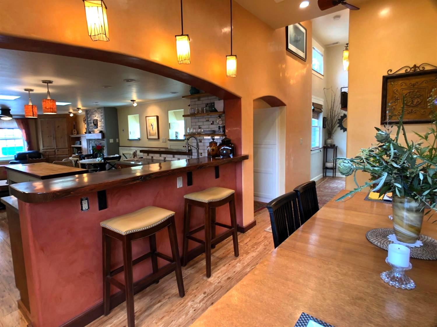 126 Center Street Jackson, CA 95642 - Photo 29 of 79 Breakfast bar between dining banquet and kitchen with custom archways and wall texture