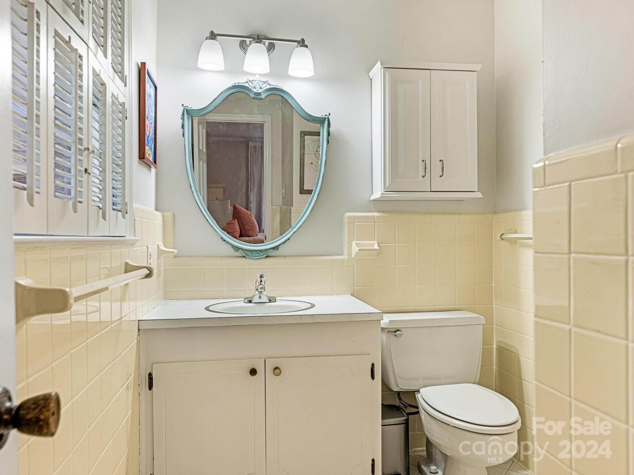 435 Lansdowne Road Charlotte, NC 28270 - Photo 19 of 29 a bathroom with a toilet a sink and mirror