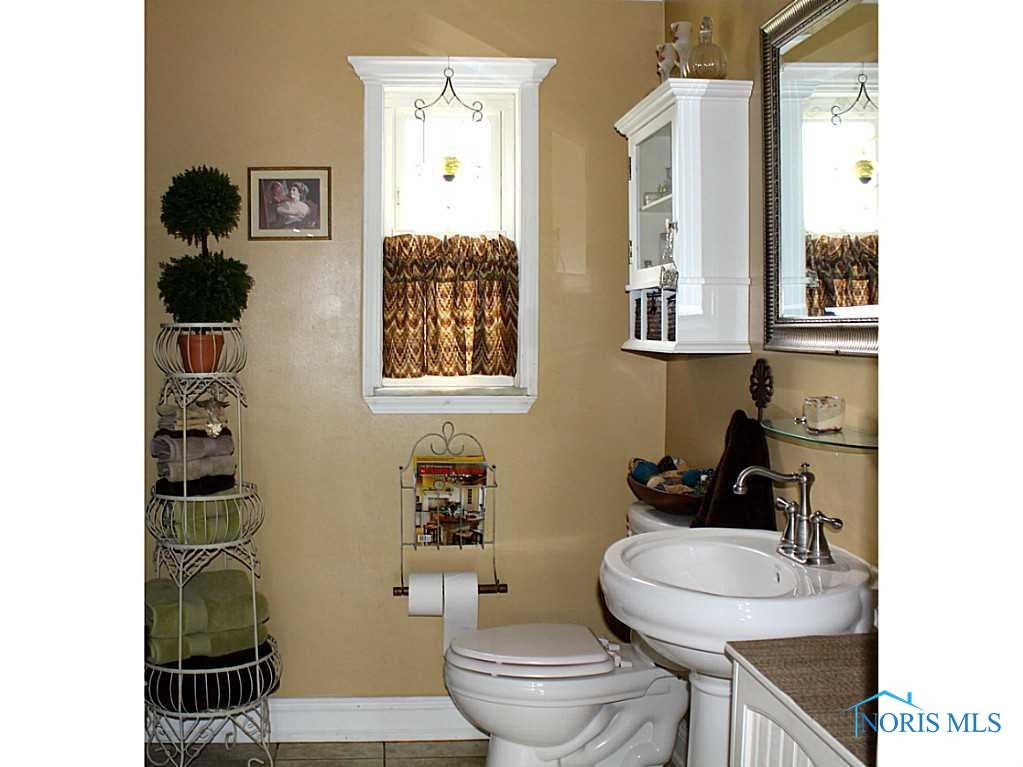 4117 Merriweather Road Toledo, OH 43623 - Photo 10 of 17 Full Bath.