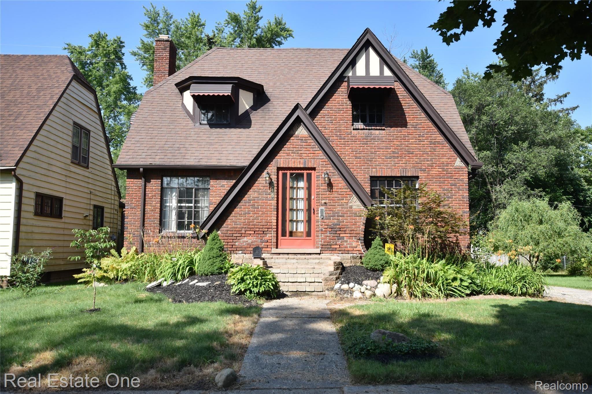 206 Chippewa Road Pontiac, MI 48341 - Photo 1 of 35 A Seminole Hills classic!
