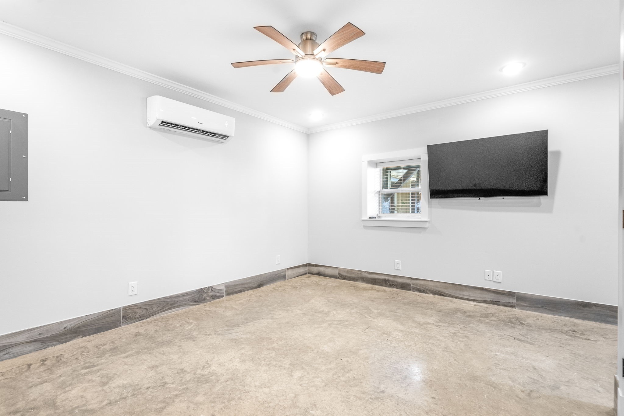 638 Madison Street, Unit 6 Clarksville, TN 37040 - Photo 16 of 25 a view of a livingroom with a flat screen tv