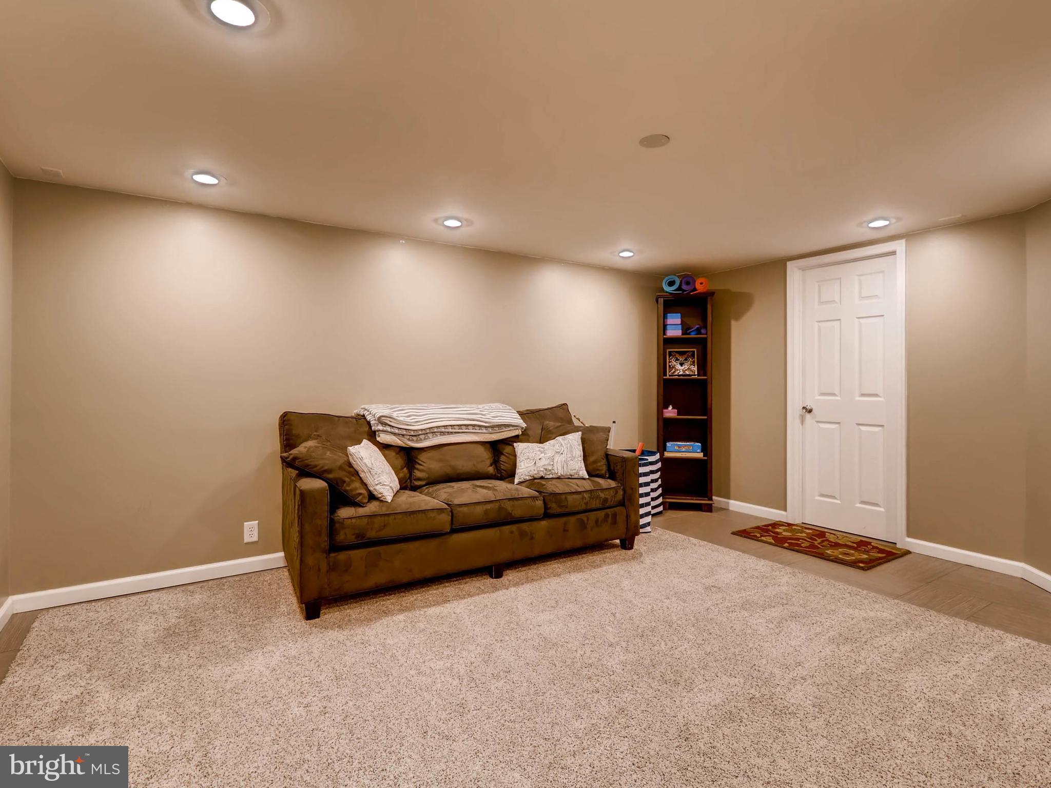 604 Coleraine Road Catonsville, MD 21229 - Photo 22 of 30 a living room with furniture