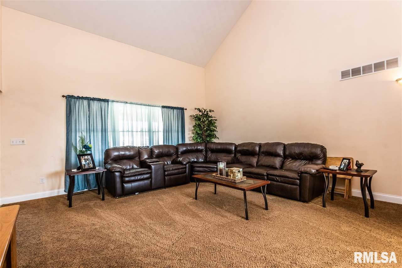3800 Cole Hollow Road Pekin, IL 61554 - Photo 3 of 36 Gallery Image 3
