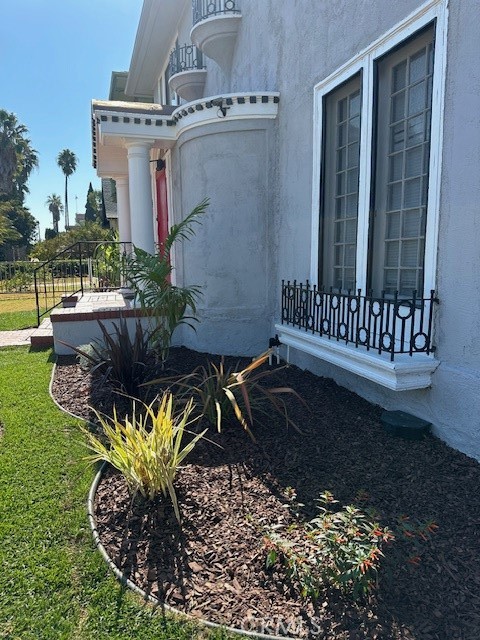 1025 Locust Avenue Long Beach, CA 90813 - Photo 6 of 64 a view of a back yard of the house