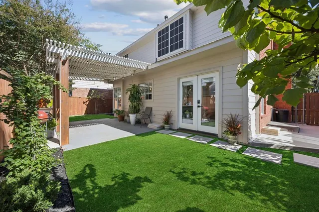a view of a house with backyard and porch