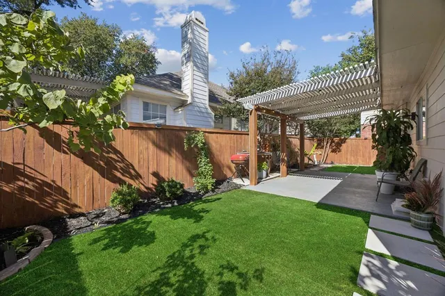 a view of a backyard