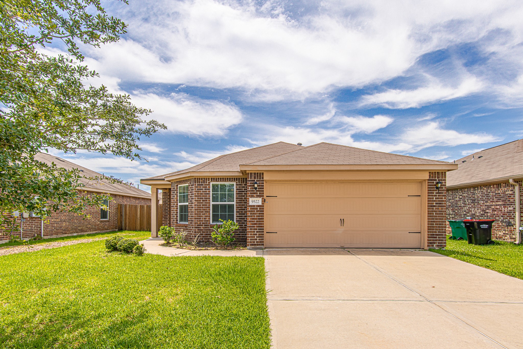9522 Olive Stone Drive Rosharon, TX 77583 - Photo 2 of 29 a front view of house with yard and green space