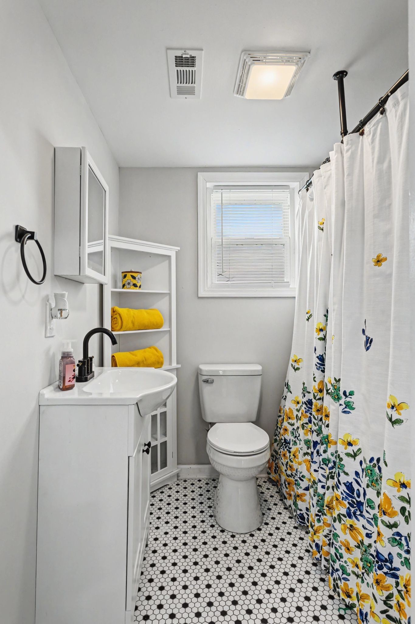 511 Florida Avenue Mount Pleasant, TN 38474 - Photo 21 of 28 a bathroom with a sink toilet and shower