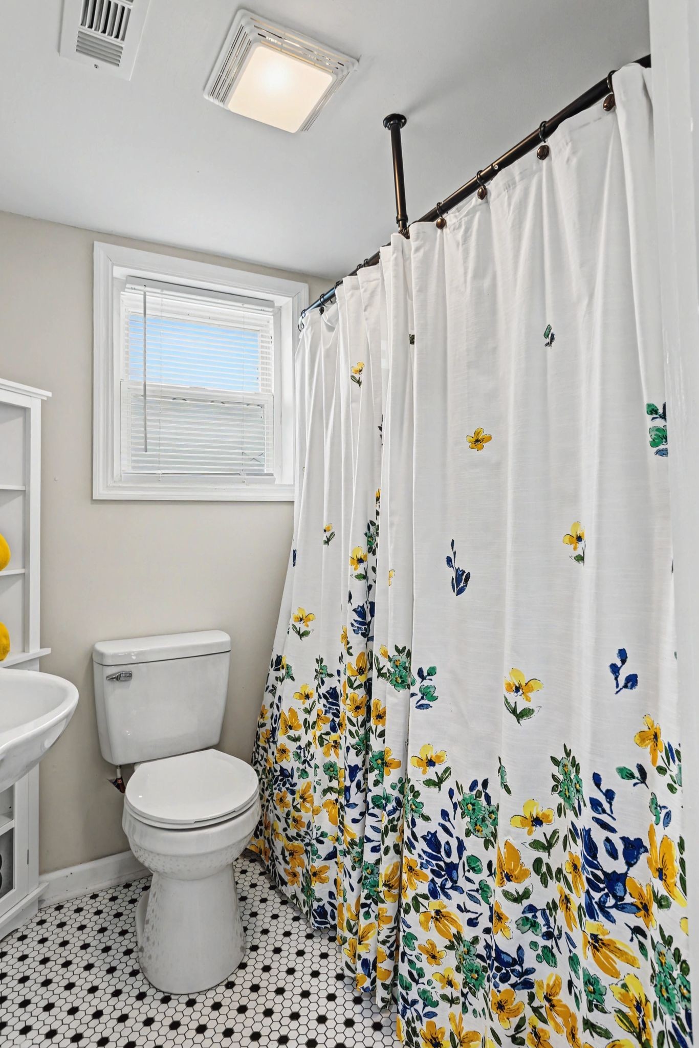 511 Florida Avenue Mount Pleasant, TN 38474 - Photo 22 of 28 a bathroom with a toilet a sink and a shower