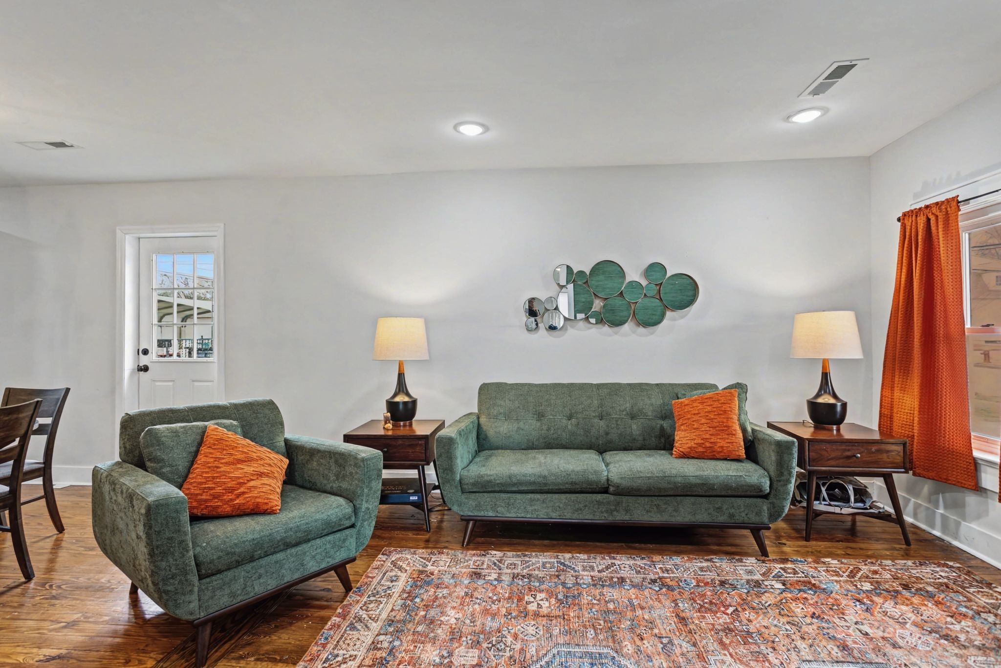 511 Florida Avenue Mount Pleasant, TN 38474 - Photo 7 of 28 a living room with furniture and a lamp