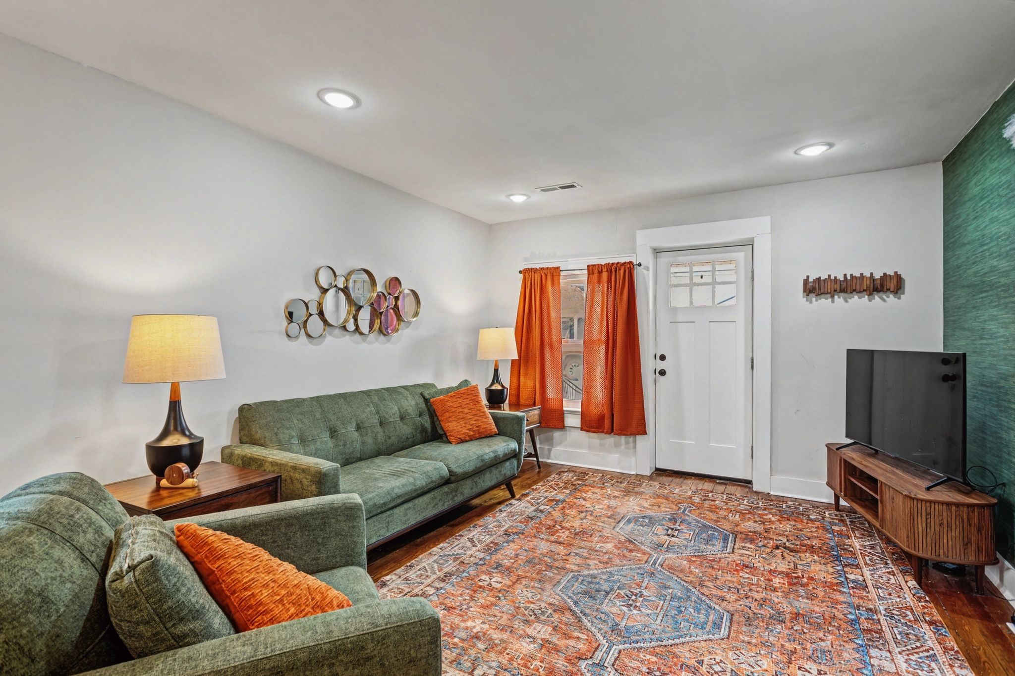 511 Florida Avenue Mount Pleasant, TN 38474 - Photo 8 of 28 a living room with furniture and a flat screen tv
