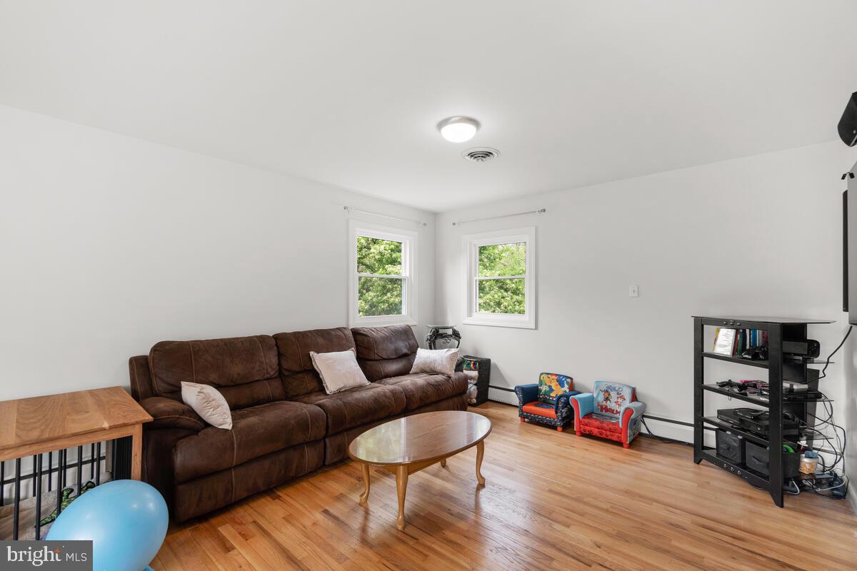 6122 Loventree Road Columbia, MD 21044 - Photo 3 of 27 Living Room