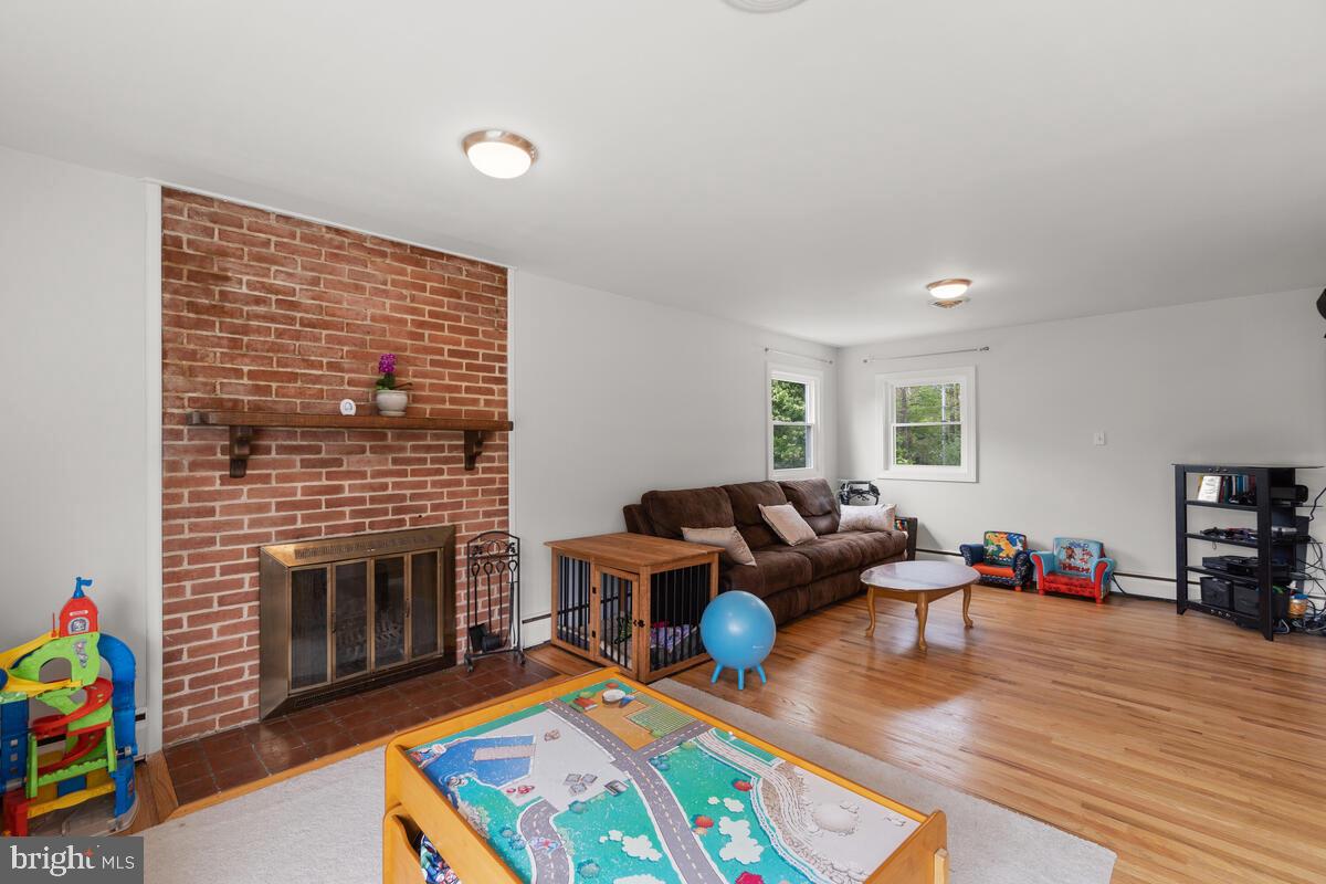 6122 Loventree Road Columbia, MD 21044 - Photo 5 of 27 Living Room