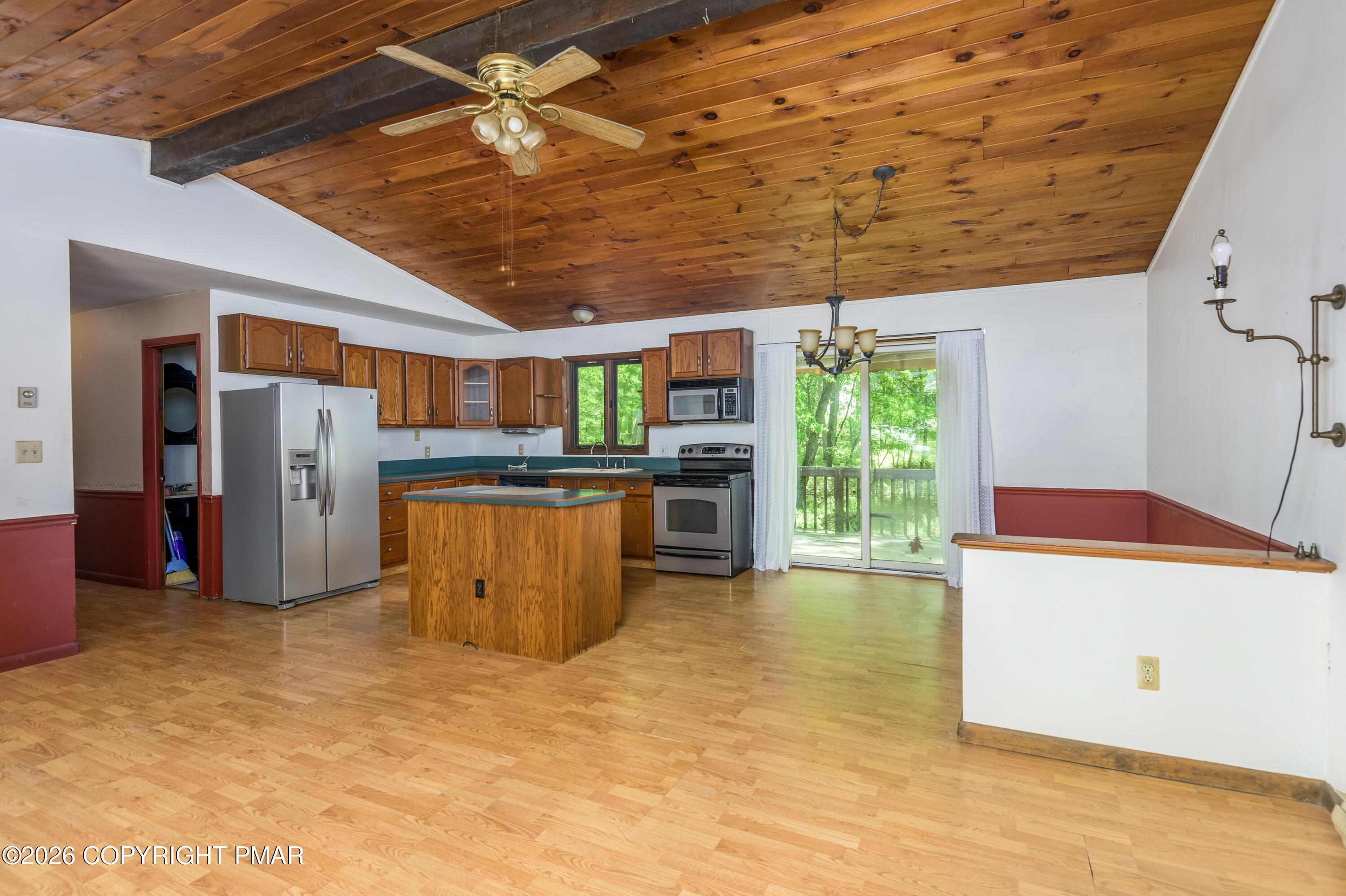 2289 Walnut Trail Bushkill, PA 18324 - Photo 5 of 32 Kitchen/Dining