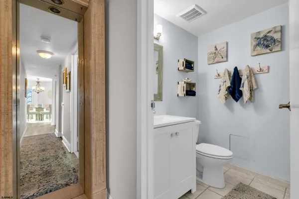 a view of entryway with furniture