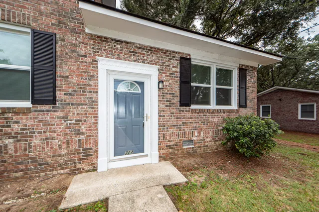 $2,800 | 717 Waterloo Street, Charleston, SC 29412