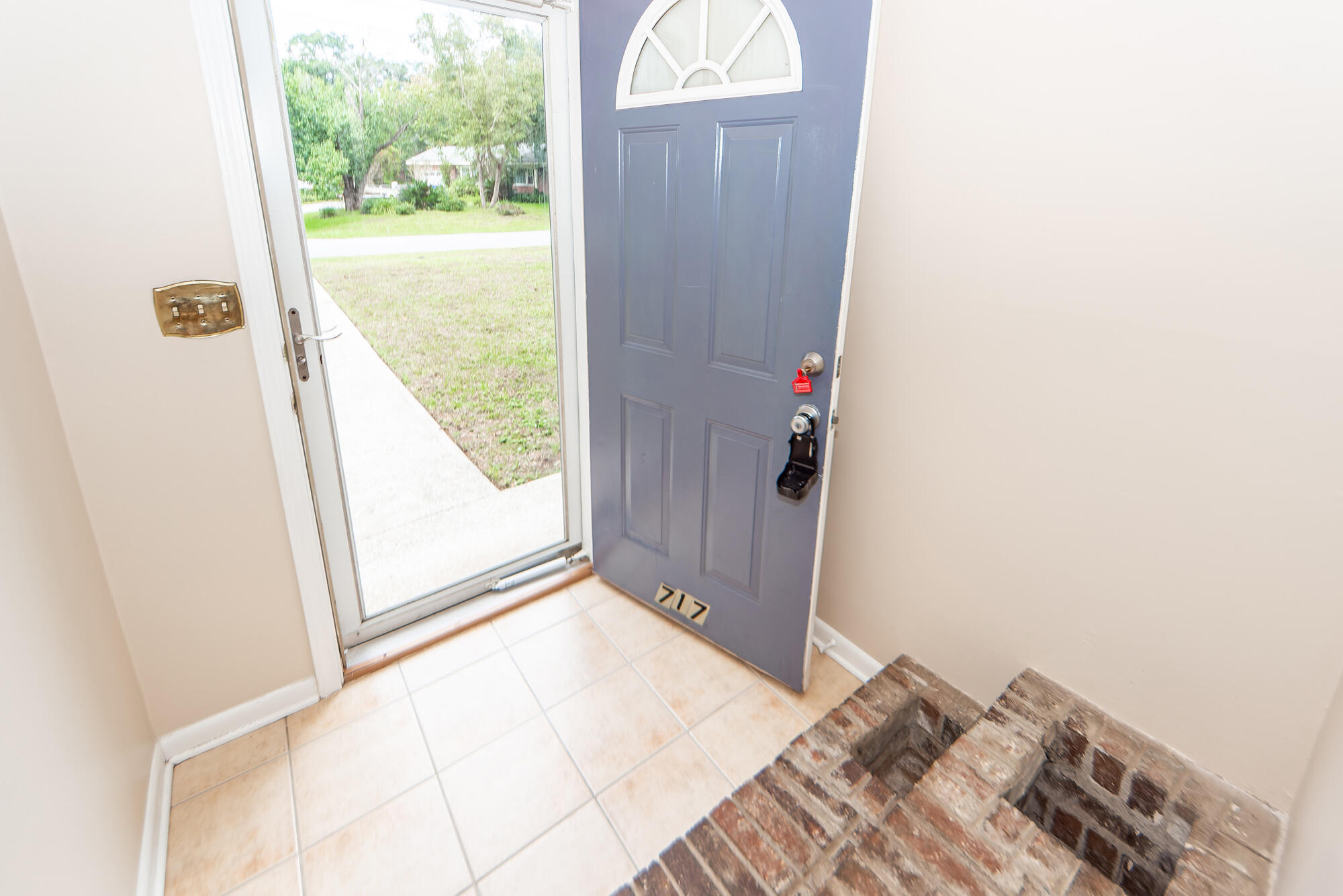 717 Waterloo Street Charleston, SC 29412 - Photo 4 of 38 04