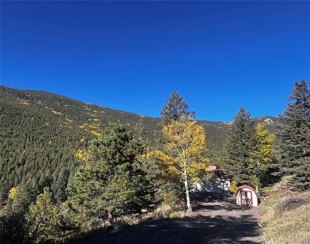 a view of a large building in a city