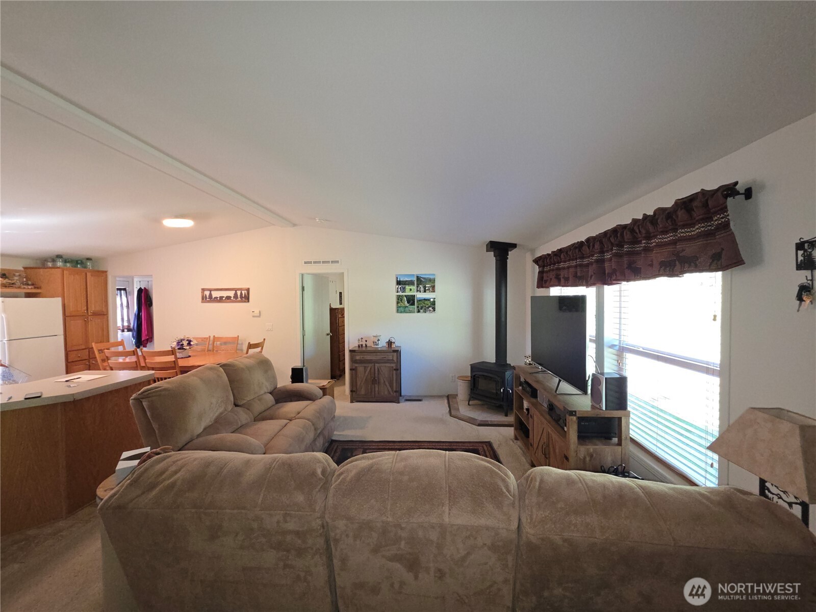 393 Summer Road Tonasket, WA 98855 - Photo 2 of 37 a living room with furniture and a window