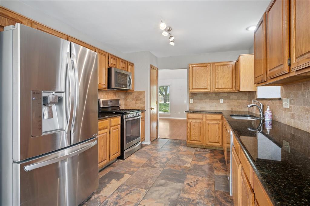 2027 Lavaca Trail Carrollton, TX 75010 - Photo 6 of 25