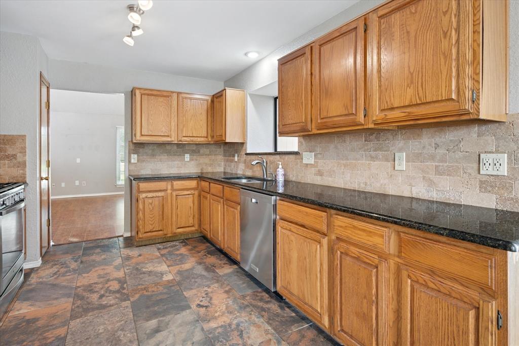 2027 Lavaca Trail Carrollton, TX 75010 - Photo 7 of 25