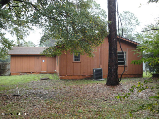 4624 Barnes Road South Jacksonville, FL 32207 - Photo 3 of 13 a view of a backyard with large tree