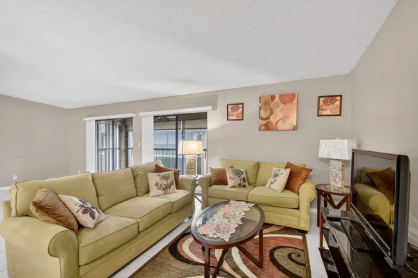 $130,000 | 15488 Lakes Of Delray Boulevard, Unit 207, Delray Beach, FL 33484