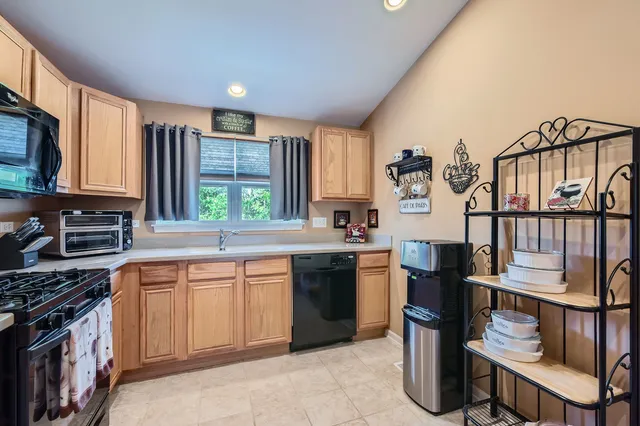$384,900 | 3105 Saganashkee Lane, Naperville, IL 60564