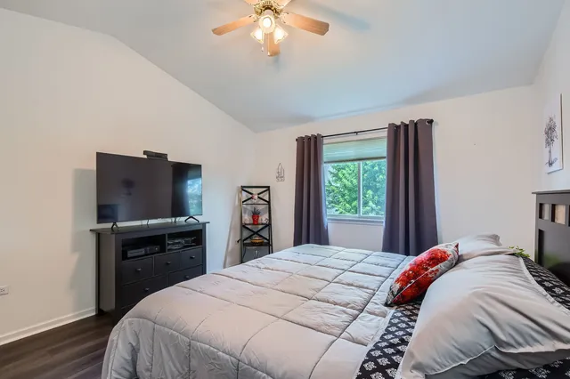 $384,900 | 3105 Saganashkee Lane, Naperville, IL 60564